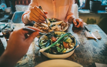 healthy dinner out at a restaurant